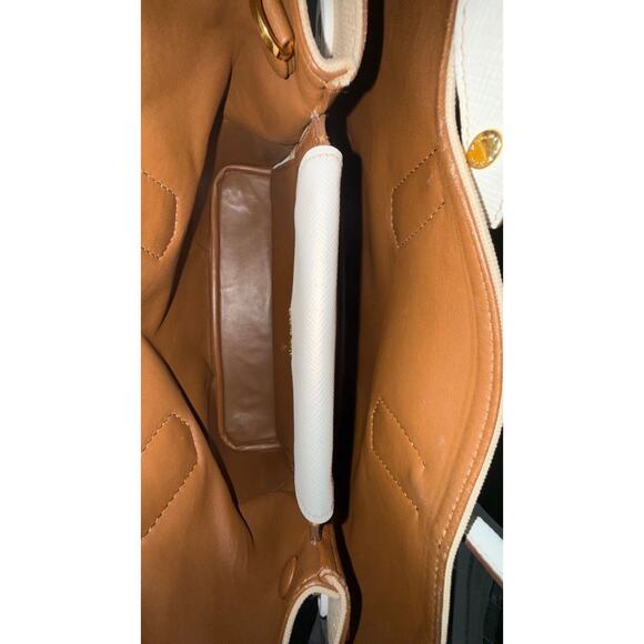 Prada - Picture 5 of 6